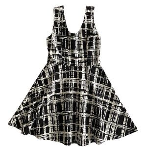 Seductions black & White patterned plaid sleeveless skater dress. SMALL